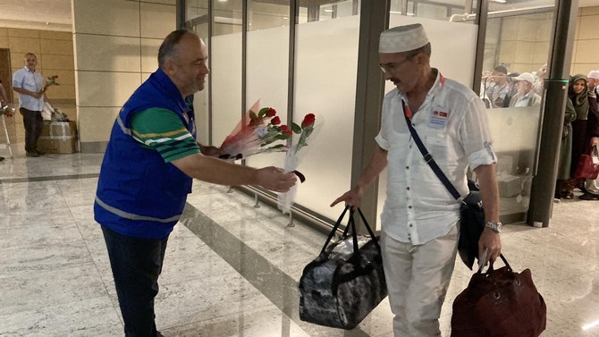 hac-ibadetini-ifa-ederek-kutsal-topraklardan-donen-rizeli-hacilar-rize-artvin-havalimaninda-gullerle-karsilandi-10.jpg