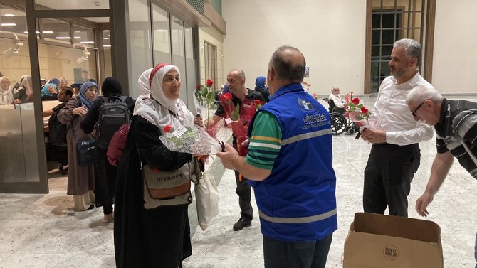 hac-ibadetini-ifa-ederek-kutsal-topraklardan-donen-rizeli-hacilar-rize-artvin-havalimaninda-gullerle-karsilandi-11.jpg
