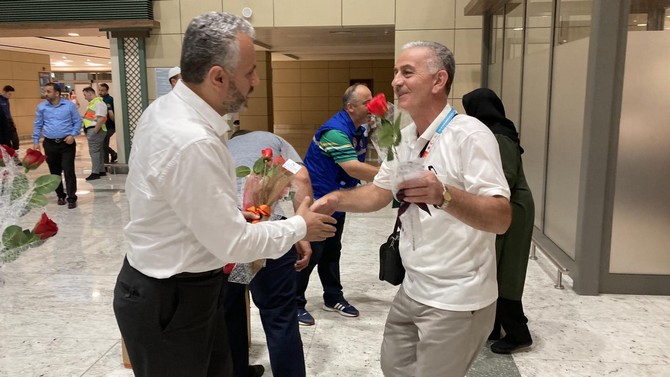 hac-ibadetini-ifa-ederek-kutsal-topraklardan-donen-rizeli-hacilar-rize-artvin-havalimaninda-gullerle-karsilandi-15.jpg