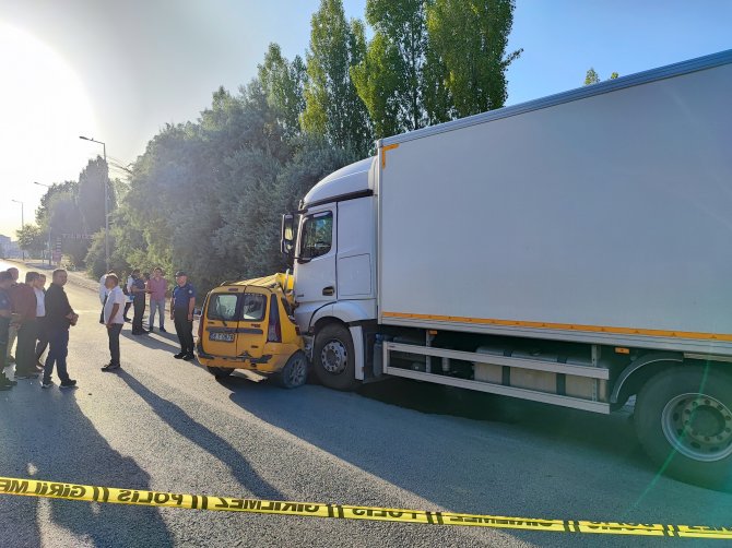 kamyon-carptigi-ticari-taksiyi-surukledi-4-olu-1-agir-yarali-5.jpg