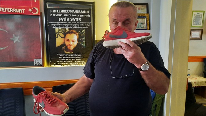 rizeli-15-temmuz-sehidi-fatih-satirin-babasi-oglunun-kanli-ayakkabisini-hala-sakliyor-4.jpg