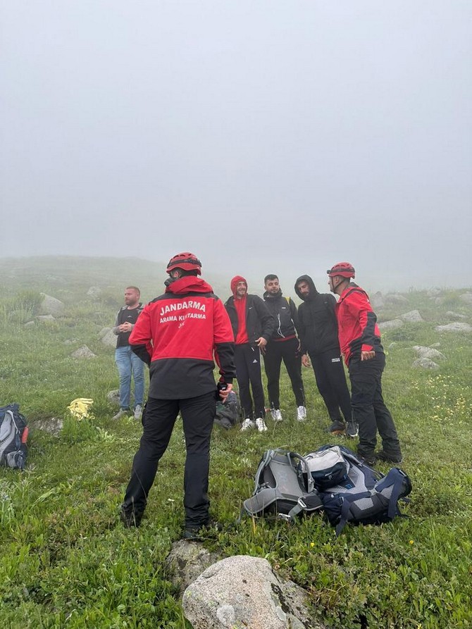rizede-yaylada-kaybolan-5-kisiyi-jak-ekibi-buldu-4.jpg