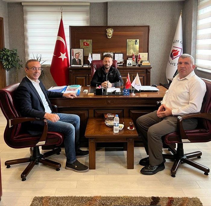 z-gida-is-sendikasi-genel-baskan-yardimcisi-sultan-murat-karadag-ve-dogu-karadeniz-rize-sube-baskani-fatih-kandemir-ak-parti-rize-milletvekili-muhammed-avci-ile-mevsimlik-isciler-konusunda-gorusme-gerceklestirdi.jpg