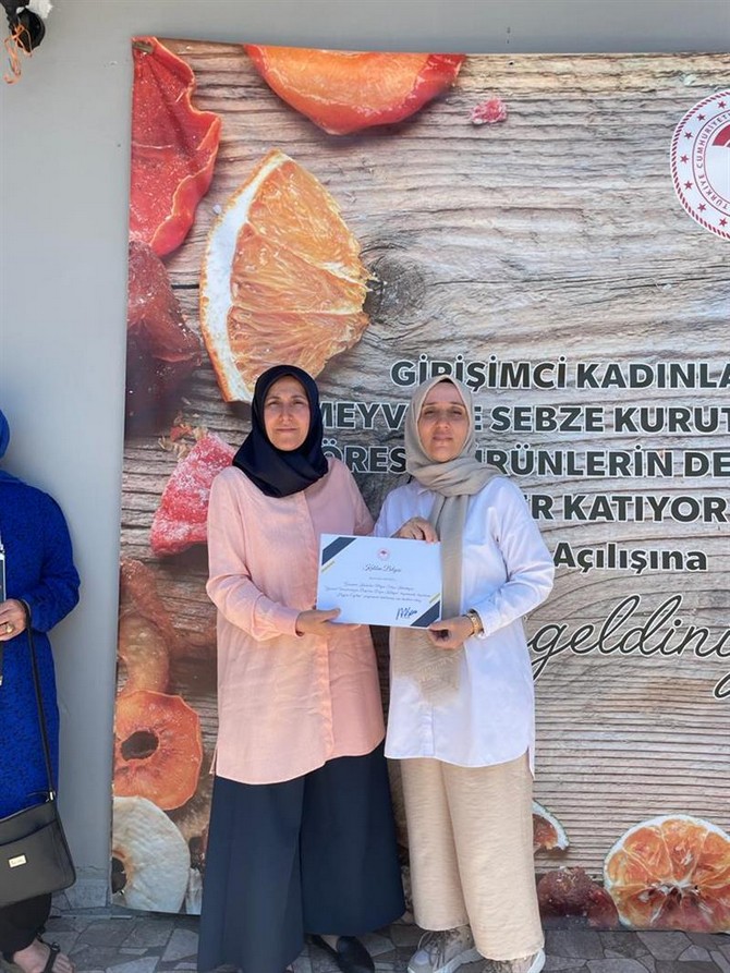 rizede-girisimci-kadinlara-sertifikalari-verildi-5.jpg