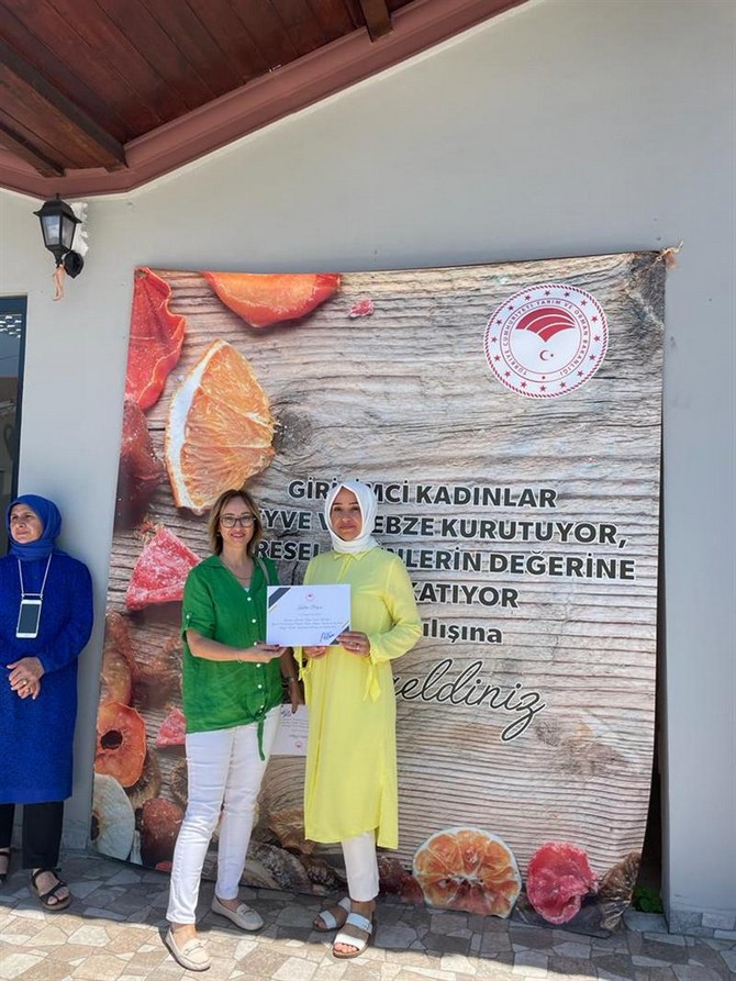 rizede-girisimci-kadinlara-sertifikalari-verildi-7.jpg