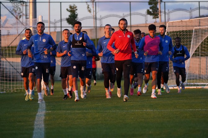 caykur-rizespor-yeni-sezon-ikinci-etap-hazirlik-kampi-calismalarina-erzurumda-basladi-6.jpg