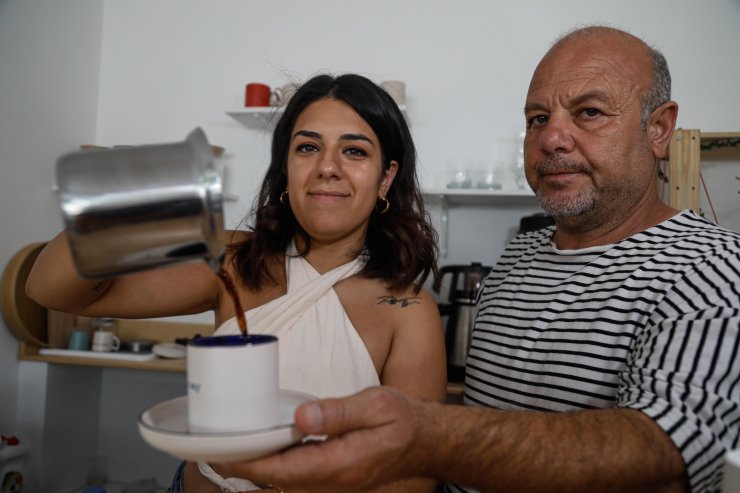 Annesinin Enkazda Kalan Hayali İçin Öğretmenlikten İstifa Etti