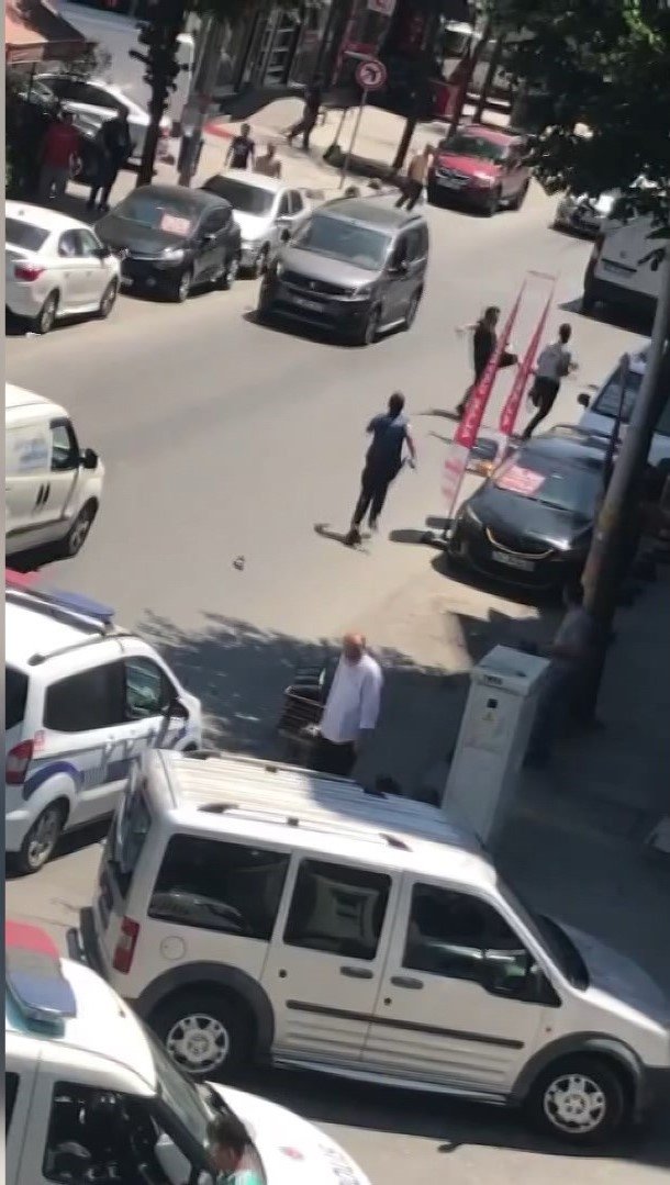 Sultangazi Ve Esenyurt'ta Kaçak Göçmen Denetimi: Tekme Atarak Durdurmaya Çalıştı