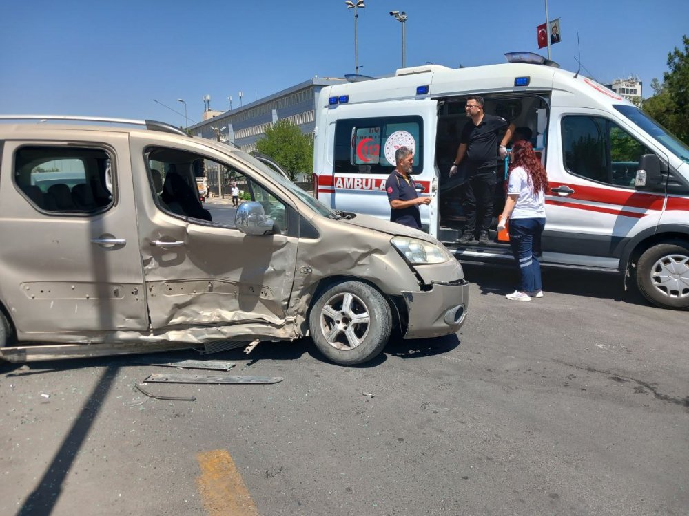 Hatalı Dönüş Yapan Otomobil, Zincirleme Kazaya Neden Oldu; 1’i Çocuk, 5 Yaralı