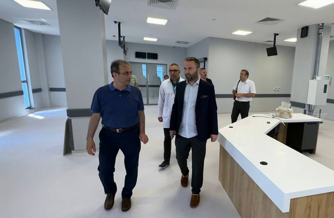 marmara-universitesi-dekani-prof-dr-umit-s-sehirli-recep-tayyip-erdogan-universitesi-rize-egitim-ve-arastirma-hastanesi-yeni-acil-servisini-ziyaret-ederek-incelemelerde-bulundu-6.jpg