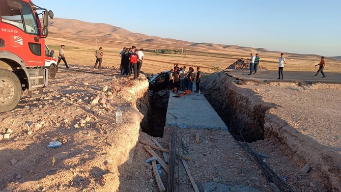 siirtte-yol-yapim-calismasini-fark-edemeyen-surucunun-kullandigi-otomobilin-menfez-icin-kazilan-cukura-dusmesi-sonucu-3-yasindaki-irmak-demir-yasamini-yitirdi-3u-agir-4-kisi-yaralandi-4.jpg