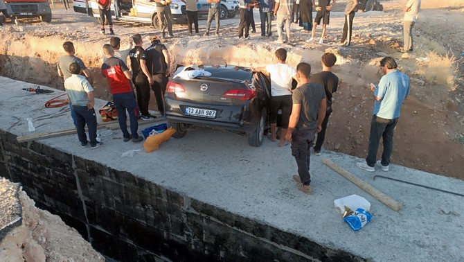 siirtte-yol-yapim-calismasini-fark-edemeyen-surucunun-kullandigi-otomobilin-menfez-icin-kazilan-cukura-dusmesi-sonucu-3-yasindaki-irmak-demir-yasamini-yitirdi-3u-agir-4-kisi-yaralandi-6.jpg