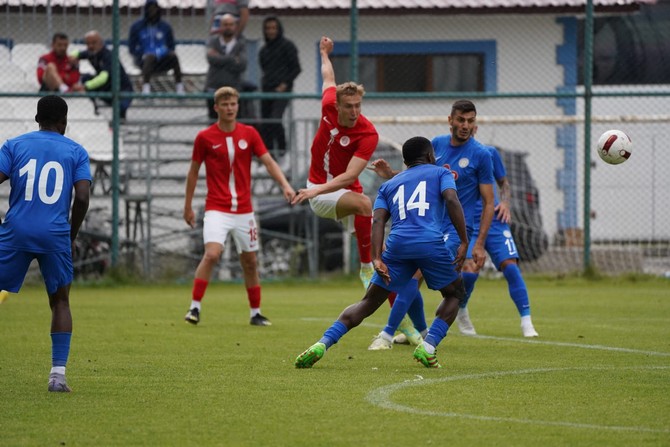aykur-rizespor-erzurumda-oynadigi-hazirlik-macinda-antalyaspor-ile-0-0-berabere-kaldi-6.jpg