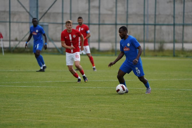 caykur-rizespor-erzurumda-oynadigi-hazirlik-macinda-antalyaspor-ile-0-0-berabere-kaldi-1.jpg