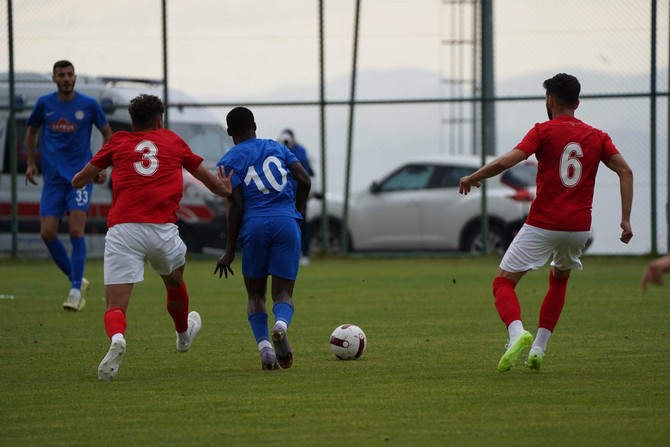 caykur-rizespor-erzurumda-oynadigi-hazirlik-macinda-antalyaspor-ile-0-0-berabere-kaldi-3.jpg