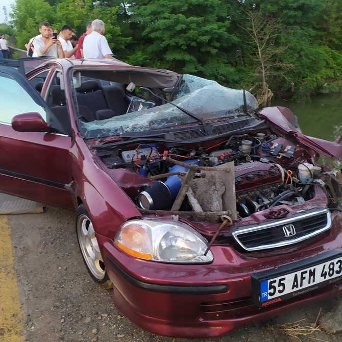 samsunda-korkuluklara-carpan-otomobilin-surucusu-kopruden-dustu-3-yarali-3.jpg