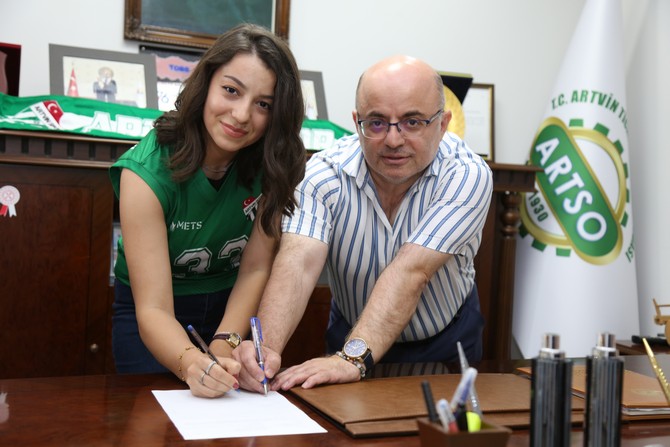 artvinspor-kadin-voleybol-takimi-8-oyuncu-ile-sozlesme-imzaladi-2.jpg