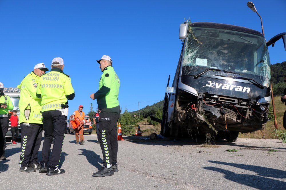 Bolu'da Yolcu Otobüsü Yol Kenarındaki Araziye Girdi: 14 Yaralı