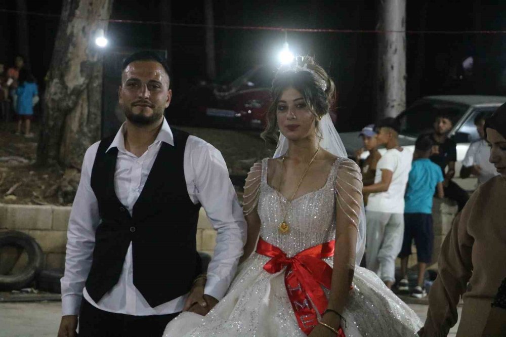 Depremzede çift, yollarının kesiştiği çadır kentte yapılan düğünle hayatlarını birleştirdi