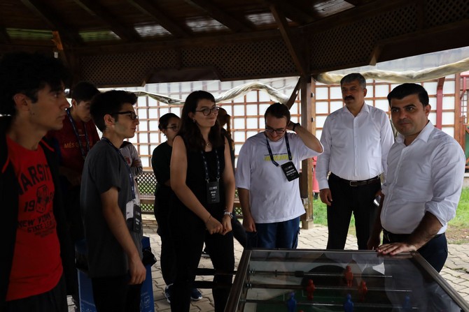 rize-vali-vekili-gulhani-ozan-sari-findikli-genclik-kampini-ziyaret-ederek-limitless-makers-programi-kapsaminda-23-farkli-ilden-gelen-64-ogrenci-ile-bir-araya-geldi-2.jpg