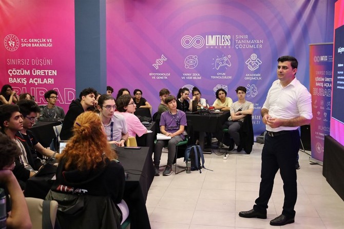 rize-vali-vekili-gulhani-ozan-sari-findikli-genclik-kampini-ziyaret-ederek-limitless-makers-programi-kapsaminda-23-farkli-ilden-gelen-64-ogrenci-ile-bir-araya-geldi-6.jpg