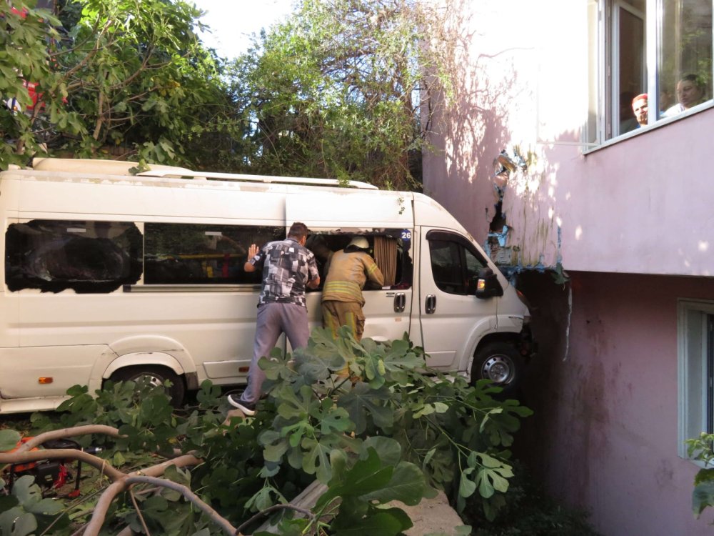 Üsküdar'da Bariyerleri Aşan Servis Minibüsü Binanın Otoparkına Düştü