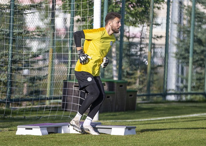 aykur-rizespor-kalecisi-tarik-cetin-3.jpg