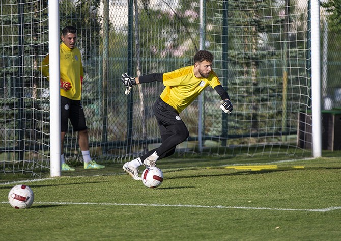 caykur-rizespor-kalecisi-tarik-cetin-4.jpg
