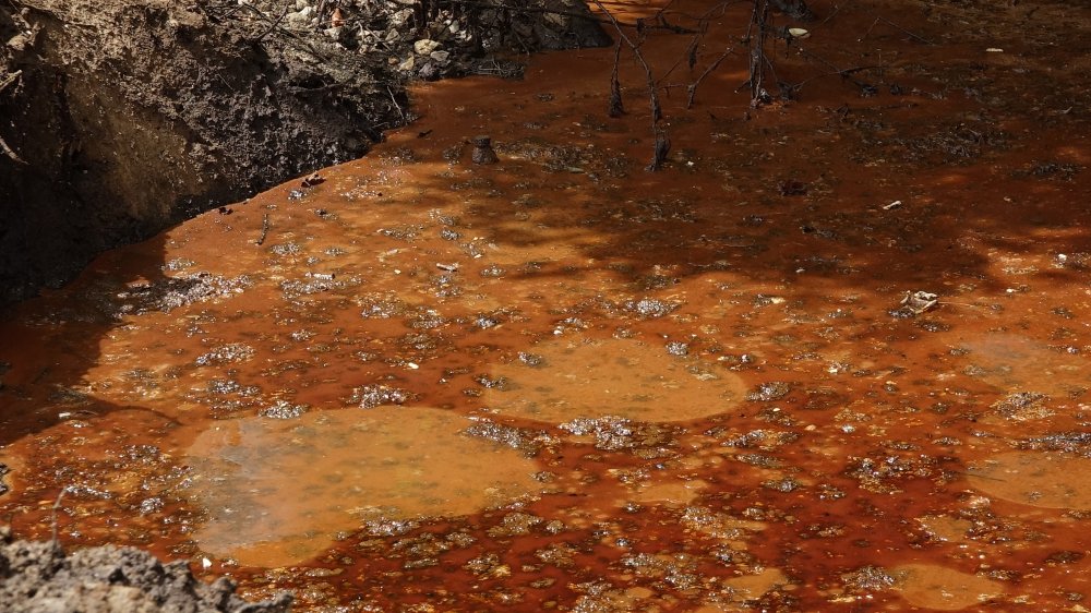 Atıklar Derenin Rengini Değiştirdi; Osb'ye Ceza, 3 Fabrikaya Kapama