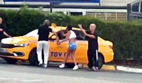 Avcılar'da 'param Yok' Dedi Yolda İndirildi, Taksiciye Tokat Attı