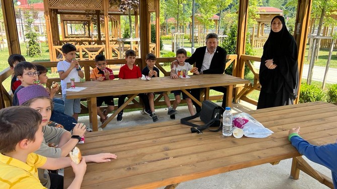 guneysu-belediye-baskani-ozer-yaz-kuran-kursu-ogrencileriyle-bir-araya-geldi-14.jpg