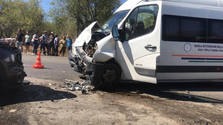 Datça’da otomobil ve minibüs kafa kafaya çarpıştı: 8 yaralı