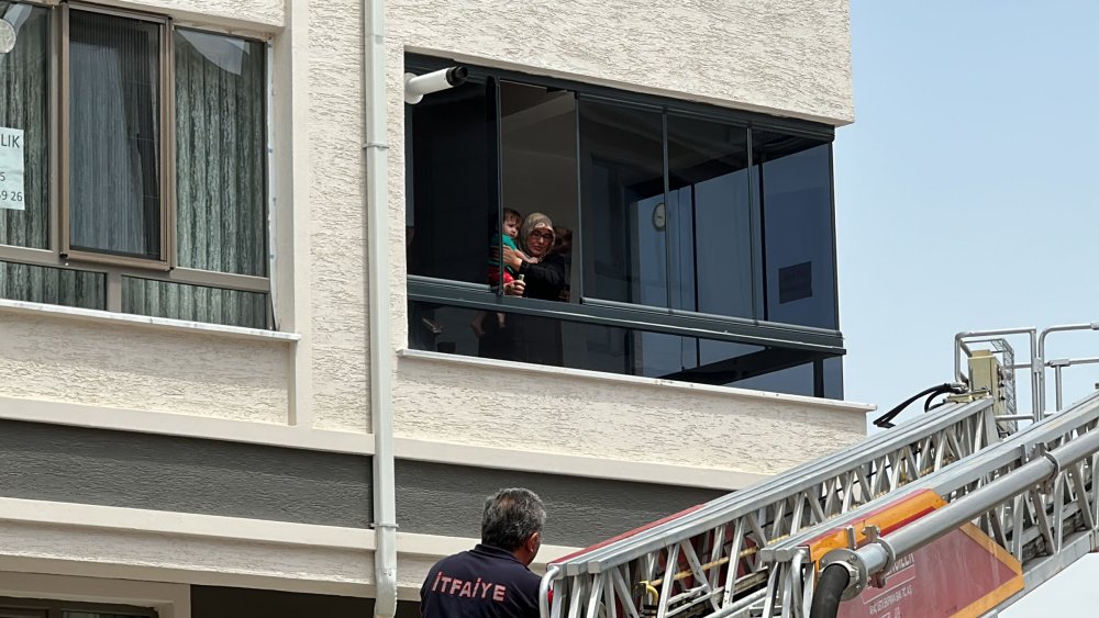 Evde Kilitli Kalan 1 Yaşındaki Eylül Ada'yı İtfaiye Kurtardı