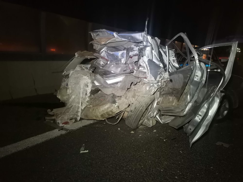 İzmir'de, Kamyonet Otoyolda Duran Otomobile Çarptı: 1 Ölü, 2 Yaralı