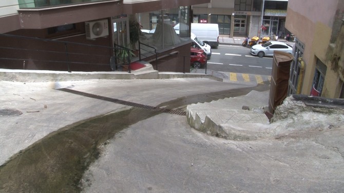 rizede-menfez-tikaninca-siginaga-dolan-lagim-suyu-apartman-sakinlerinin-tepkisine-neden-oldu-6.jpg