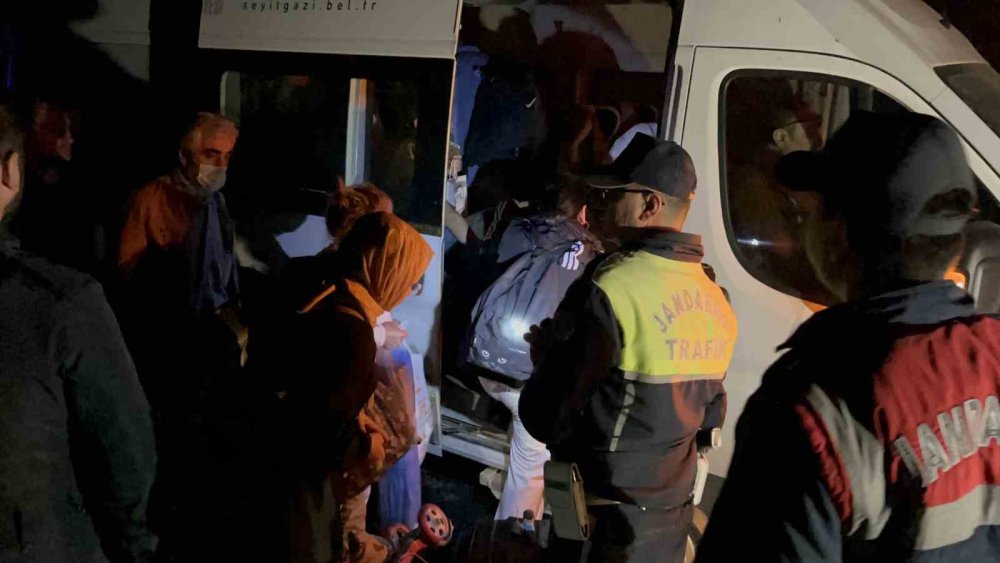 Yolcu otobüsü traktöre çarptı: 3’ü ağır 6 yaralı