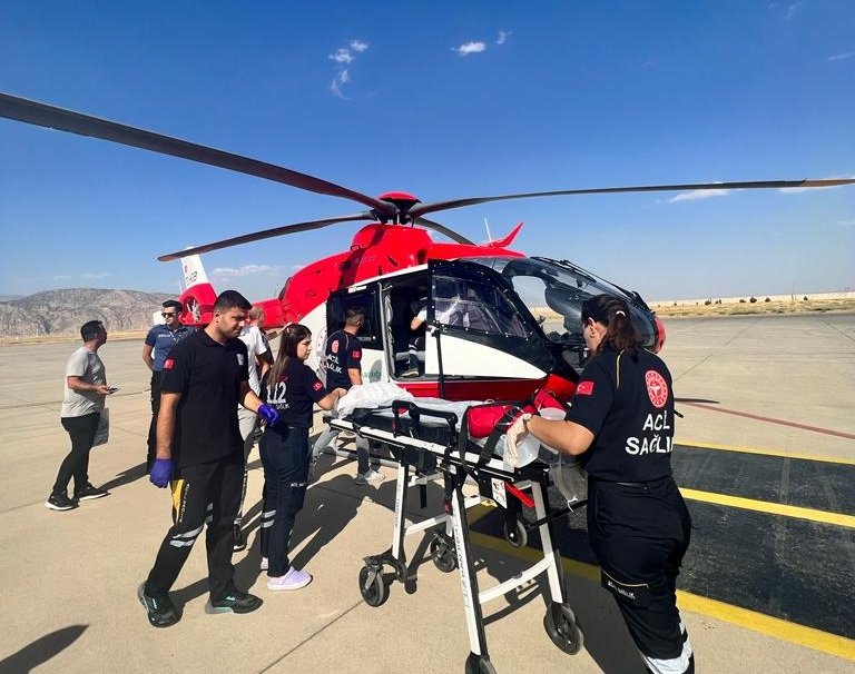 Şırnak’ta Ambulans Helikopter, Boğazına Kalem Kapağı Kaçan Bebek İçin Havalandı