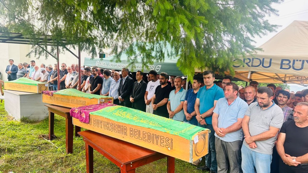 Evin Bahçesine Düşen Otomobilde Ölen 3 Kişi, Son Yolculuklarına Uğurlandı