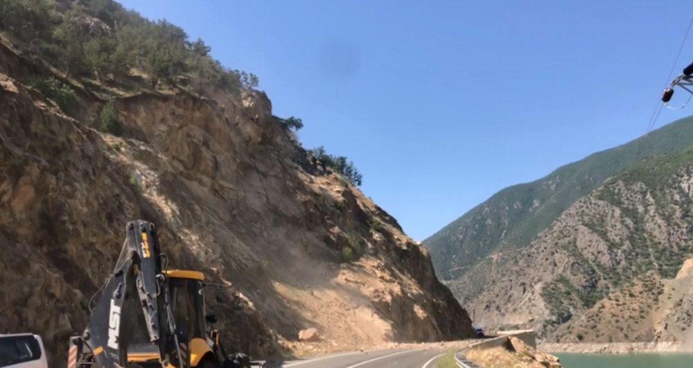 Artvin-şavşat Kara Yolunda 'kaya' Tehlikesi; Dağcılar Temizlik İçin İş Başında