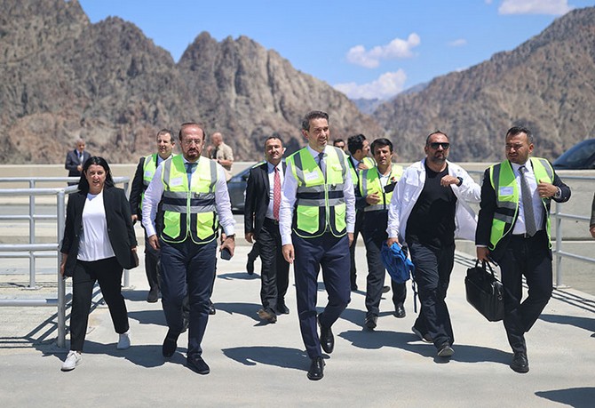 enerji-ve-tabii-kaynaklar-bakani-alparslan-bayraktar-yusufeli-baraji-ve-heste-incelemelerde-bulundu-1.jpg