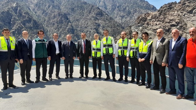enerji-ve-tabii-kaynaklar-bakani-alparslan-bayraktar-yusufeli-baraji-ve-heste-incelemelerde-bulundu-2.jpg