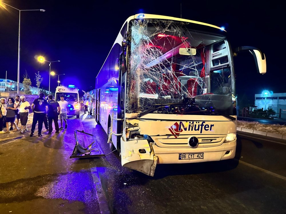 Manisa'da Yolcu Otobüsü İle Tır Çarpıştı: 3 Yaralı