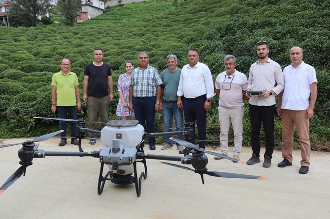 rize-ziraat-odasi-dron-ile-cay-gubreleme-uygulamasini-denedi-2.jpg