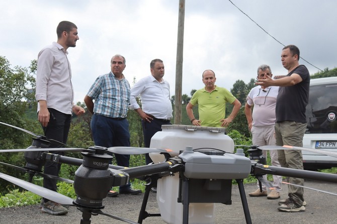 rize-ziraat-odasi-dron-ile-cay-gubreleme-uygulamasini-denedi-3.jpg