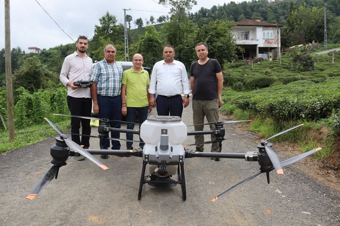 rize-ziraat-odasi-dron-ile-cay-gubreleme-uygulamasini-denedi-4.jpg