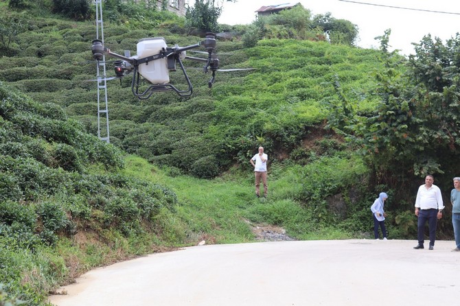 rize-ziraat-odasi-dron-ile-cay-gubreleme-uygulamasini-denedi-5.jpg