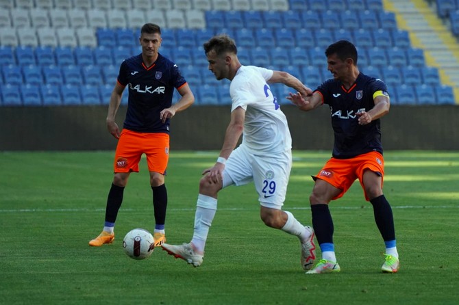 basaksehir-caykur-rizespor-hazirlik-maci-golsuz-sona-erdi-1.jpg