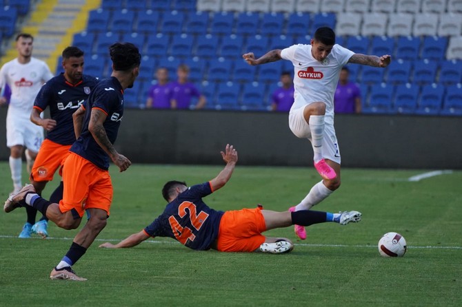 basaksehir-caykur-rizespor-hazirlik-maci-golsuz-sona-erdi-2.jpg