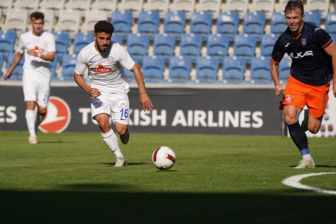 basaksehir-caykur-rizespor-hazirlik-maci-golsuz-sona-erdi-4.jpg