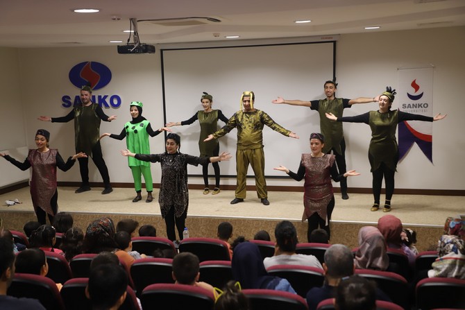 gaziantep-tomurcuklari-projesi-kapsaminda-nurdagi-ve-islahiyede-depremden-etkilenen-cocuklara-sanko-universitesi-tiyatro-kulubu-tarafindan-hazirlanan-kucuk-kara-balik-adli-cocuk-tiyatro-oyunu-sergilendi-1.jpg